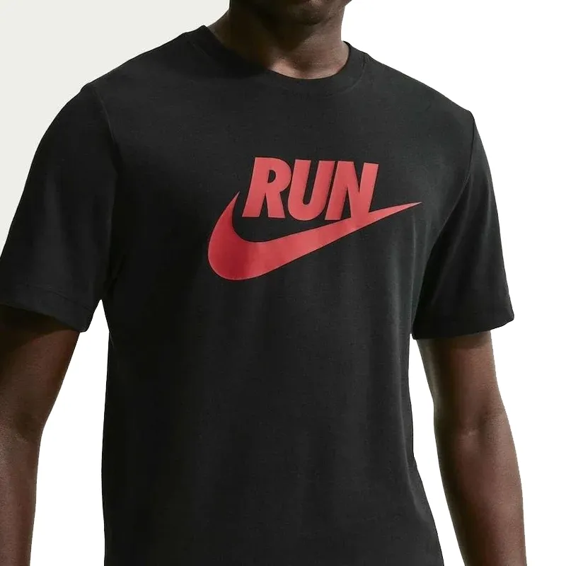 Vista lateral da camiseta masculina Nike preta com detalhes vermelhos